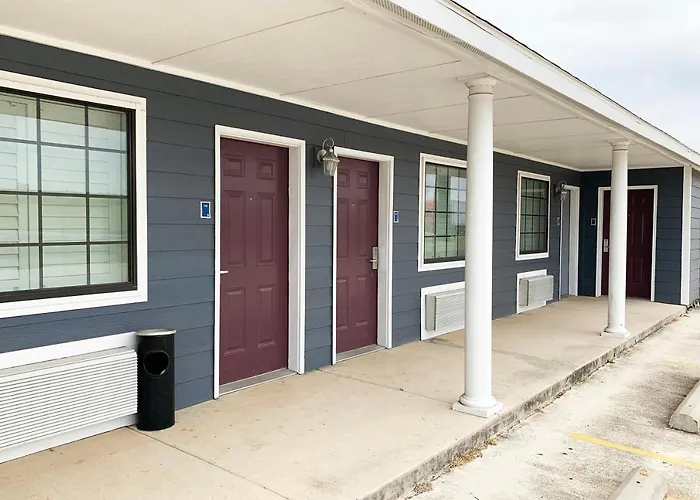 Oyo Hotel Pearsall I-35 West