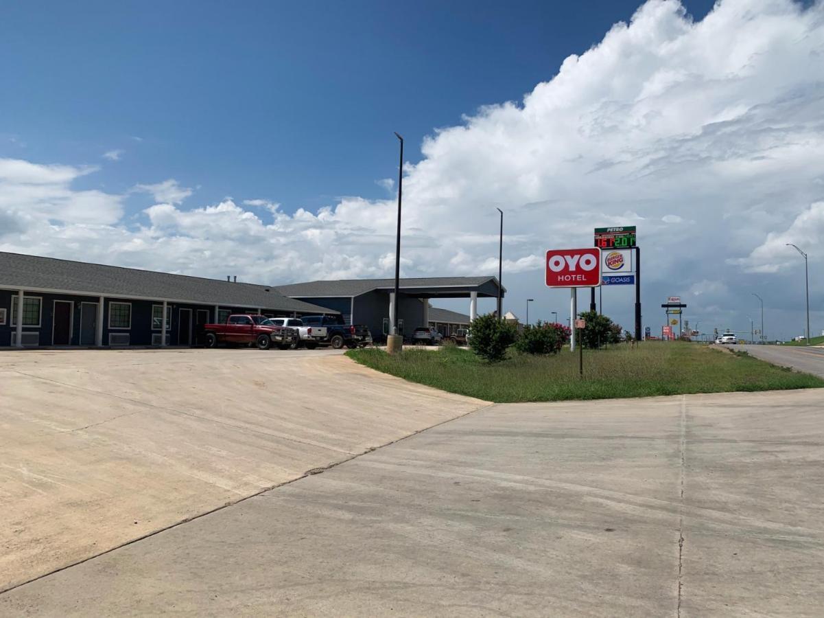 Hotel Oyo I-35 West Pearsall