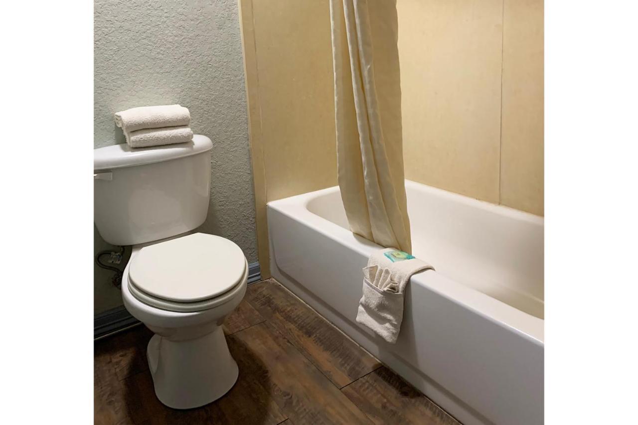 Oyo I-35 West Hotel 2*